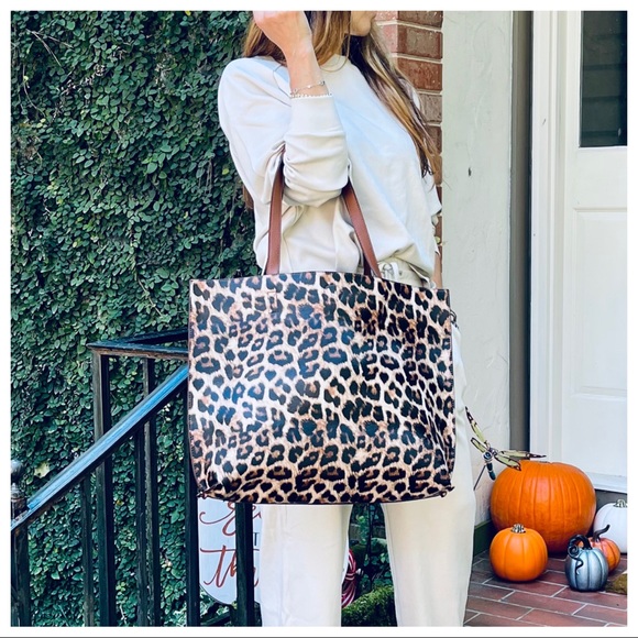 ShopEvelynne Handbags - Fabulous Large Leopard Print Reservable tote bag